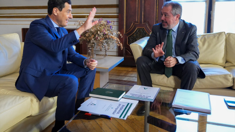 El presidente de la Junta de Andalucía, Juanma Moreno con el secretario general del PSOE A, Juan Espadas, este lunes.