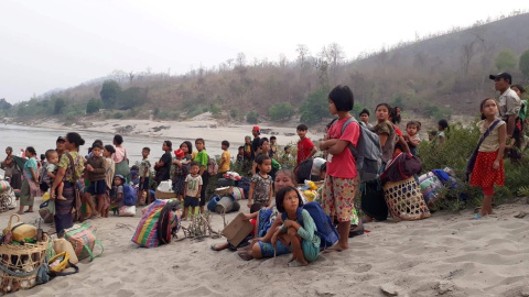 29/03/2021. Refugiados de la etnia karen con sus pertenencias a orillas del río Salween, en Mae Hong Son (Tailandia). - Reuters