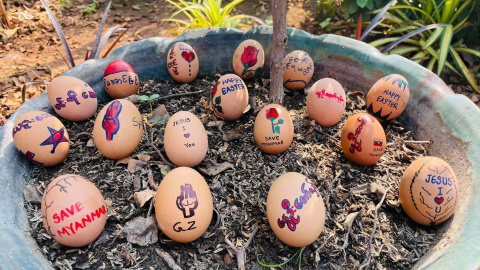 3/04/2021. Huevos de Pascua pintados con lemas de protesta contra el golpe militar, en Mandalay (Myanmar). -Reuters