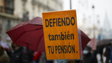 Un pensionista sujeta un cártel durante la manifestación en Madrid contra la privatización de las pensiones. E.P./Jesús Hellín