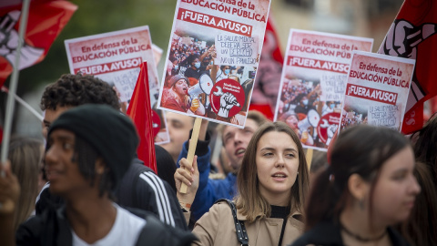 Los estudiantes se manifiestan en Madrid empuñando pancartas con lemas como 'En defenda de la Educación Pública, ¡Fuera Ayuso!', en una imagen de archivo