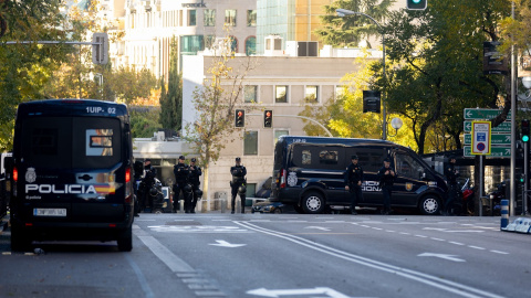 01/10/22 Agentes de Policía custodian la Embajada de EEUU en Madrid donde se ha recibido un paquete con material pirotécnico