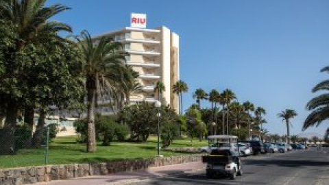 Dos hoteles, una isla privada y unas paradisíacas dunas: la historia de Riu en Fuerteventura