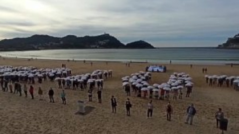 Sare realiza un mosaico en la playa de La Concha para pedir un cambio en la política penitenciaria