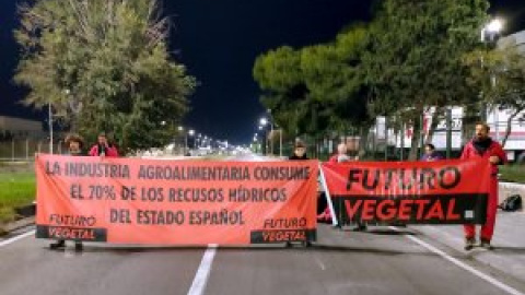 Activistes climàtics tallen l'accés a Mercabarna per denunciar el model agroalimentari