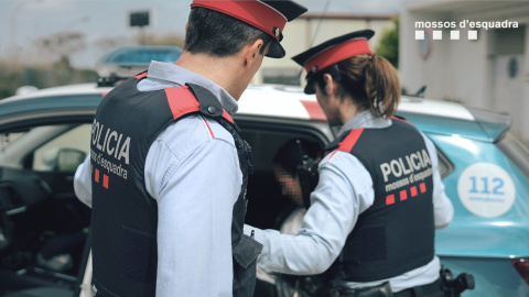 6/5/22-Dos agentes de los Mossos d'Esquadra durante su jornada laboral el pasado 5 de mayo de 2022, en Barcelona.