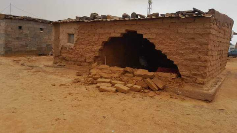 Viviendas de adobe destruidas en el campamento de refugiados saharauis de Dajla.