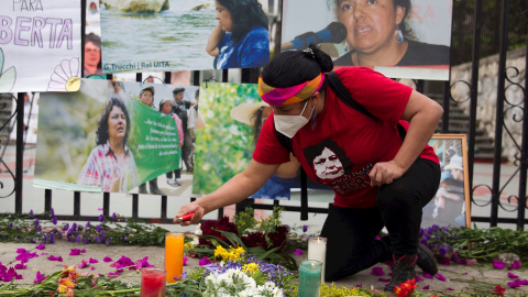 Una integrante del Consejo Cívico de Organizaciones Populares e Indígenas de Honduras (COPINH) enciende una vela junto a la foto de Berta Cáceres este 6 de abril de 2021.