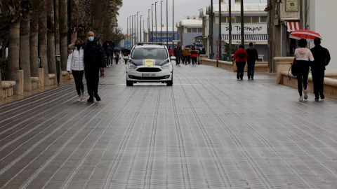 La policía local partulla en paseo marítimo de Valencia prácticamente vacío