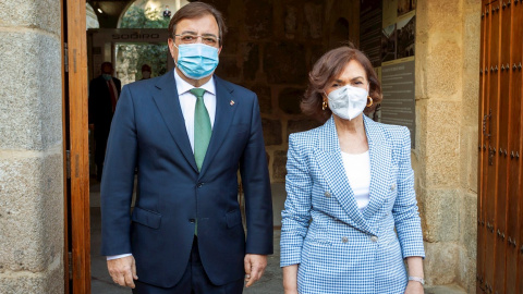 La vicepresidenta primera del Gobierno, Carmen Calvo, y el presidente de la Junta de Extremadura, Guillermo Fernández Vara, posan este miércoles en Mérida antes del consejo de gobierno regional que será presidido por Calvo en sesión ordinaria.