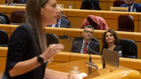 Félix Bolaños y María Jesús Montero observan a la portavoz de Junts, Míriam Nogueras, en una sesión del Senado.