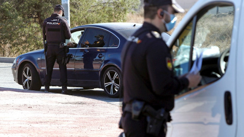 Agentes de la Policía Local de Alicante durante un control, en una imagen de archivo.