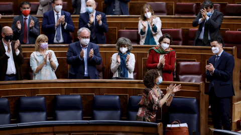 La ministra de Hacienda, María Jesús Montero (d, delante), recibe los aplausos de sus compañeros de partido en el Congreso este jueves tras rechazarse este jueves las siete enmiendas a la totalidad al proyecto de Ley de Presupuestos Generales del Estad