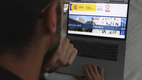 Un home mirant la pàgina web del Servei Estatal Públic d'Ocupació (SEPE).