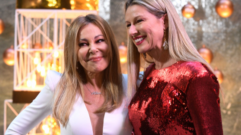 Ana García Obregón y Anne Igartiburu posando en el photocall durante la presentación de la programación de navideña de RTVE de 2021.