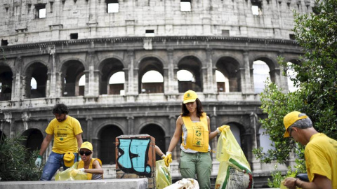 Miembros de una ONG recogen basura junto al Coliseo de Roma. EFE