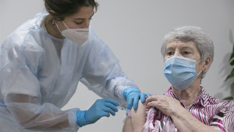 Alegría Martínez, la tercera usuaria de la residencia en recibir la segunda dosis de la vacuna Pfizer-BioNTech contra el coronavirus en el Centro Polivalente de Recursos Residencia Mixta de Gijón, el mismo en el que se inició la vacunación en Asturia