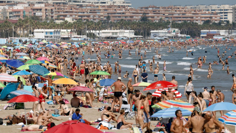 Imagen de archivo del pasado 12 de septiembre de la playa de la Malvarrosa, en Valéncia, abarrotada.