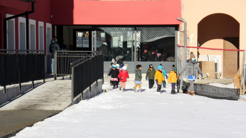 Pla obert d'alumnes de l'Escola Jaume I de Llívia (Cerdanya) sortint al pati en una imatge de gener del 2021.