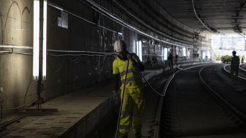 Personal ferroviario en las obras ferroviarias de la estación de AVE de Sagrera-Sant Andreu, a 25 de octubre de 2022, en Barcelona.