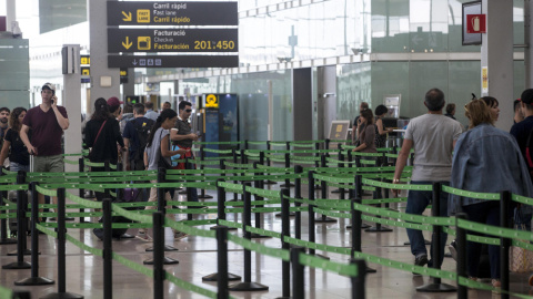 Aspecto de los accesos a los mostradores de facturación del Aeropuerto de Barcelona-El Prat durante esta mañana, en una jornada decisiva para desbloquear el conflicto ya que los trabajadores votan en asamblea la propuesta de la Generalitat aceptada por 