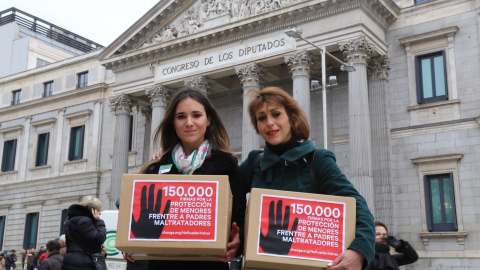 Foto de Juana Rivas frente al Congreso de los Diputados. EUROPA PRESS