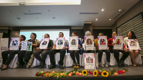 Familiares de victimas de feminicidio participan en el Foro Nacional 'Vivir Libres de Violencias', en el que presentan la iniciativa 'Flores en el aire' para hacer memoria y exigir justicia para ellas, en Quito.