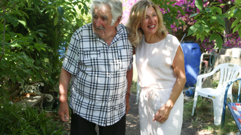 La vicepresidenta segunda y ministra de Trabajo y Economía Social de España, Yolanda Díaz (d), visita al expresidente uruguayo José Pepe Mujica hoy, en Rincón del Cerro, en Montevideo (Uruguay).