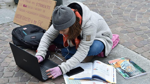 Estudiantes de la escuela Gioberti y Calvino estudian en la calle debido al cierre de escuelas impuesto por el gobierno debido al aumento de las infecciones por la enfermedad de la covid-19, en Turín, Italia, el 13 de noviembre de 2020.