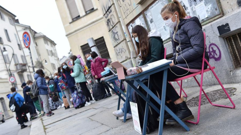 Estudiantes de las escuelas Gioberti y Calvino estudian en la calle debido al cierre de escuelas impuesto por el gobierno debido al aumento de las infecciones por la enfermedad de la covid-19, en Turín, Italia, el 13 de noviembre de 2020.