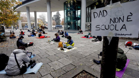 Los estudiantes estudian en la calle frente al Palazzo della Regione Lombardia (Asamblea Regional) para protestar contra el cierre de las escuelas impuesto por el Decreto del Presidente del Consejo de Ministros ( DPCM) debido al aumento de infecciones por