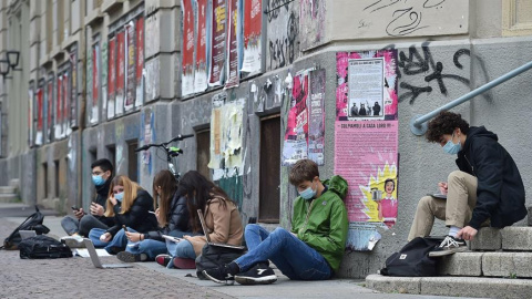 Estudiantes de la escuela Gioberti y Calvino estudian en la calle debido al cierre de escuelas impuesto por el gobierno debido al aumento de las infecciones por la enfermedad de la covid-19, en Turín, Italia, el 13 de noviembre de 2020.