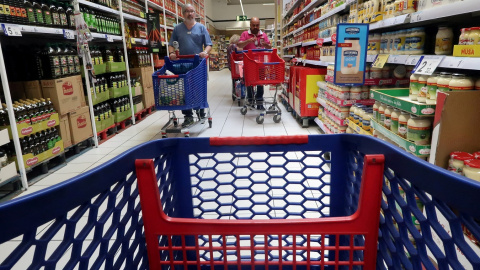 Un carrito de la compra en un supermercado de Carrefour en Cabrera de Mar, cerca de Barcelona. REUTERS/Albert Gea