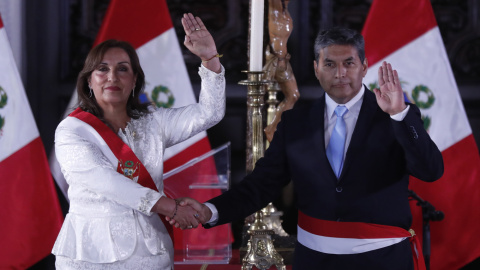 La presidenta de Perú, Dina Boluarte, toma juramento al ministro del Interior, César Cervantes Cárdenas.