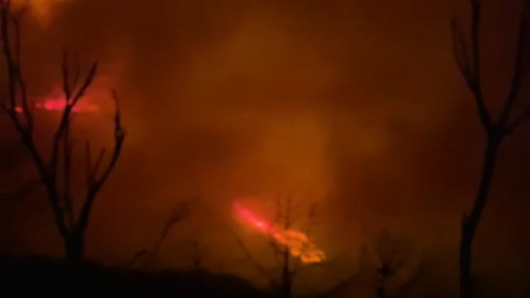 El fuego sigue descontrolado en Sierra Bermeja y ya se ha cobrado la vida de un bombero