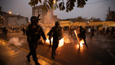 Policías antidisturbios cargan contra las protestas en Lima, la capital de Perú, tras la detención del expresidente Pedro Castillo.