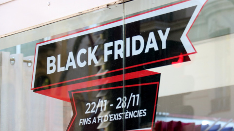 11/2021 - Imatge d'arxiu d'un cartell promocional del Black Friday en una botiga.