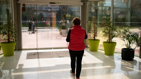 17/06/2022 - Imagen de archivo de una jubilada que sale de un hotel donde se aloja durante su viaje con el Imserso en Salou, Tarragona, EL 12 DE MARZO DE 2020.