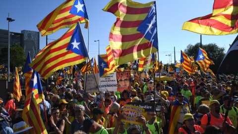 Milers d'independentistes s'han concentrat aquest dimarts a Estrasburg davant del Parlament Europeu. EFE / PATRICK SEEGER