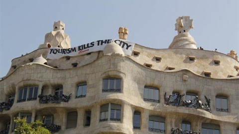 Arran cuelga una pancarta contra el turismo en La Pedrera de Barcelona | ARRAN