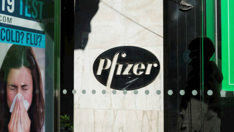 El consejero delegado de Pfizer, Albert Bourla, vendió el 62% de sus acciones de la compañía por valor de 5,6 millones de dólares este lunes.