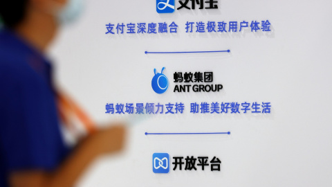 Los logotipos de Ant Group y de su aplicación de pago Alipay, en la Feria Internacional de Servicios para el Comercio de China 2021 (CIFTIS) en Pekín. REUTERS / Florence Lo