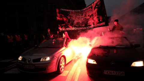 Los manifestantes sostienen una pancarta mientras viajaban en automóviles durante una marcha para conmemorar el Día de la Independencia polaca.