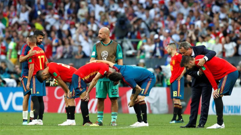 Los jugadores de la selección española tras perder en la tanda de penaltis durante el partido España-Rusia.. EFE