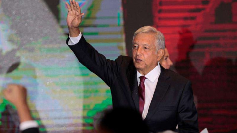 Andrés Manuel López Obrador saluda a sus seguidores tras conocer los resultados en México. (MARIO GUZMÁN | EFE)