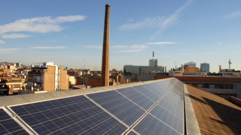 Plaques solars a la biblioteca Vapor Vell del barri de Sants de Barcelona, un dels prop de seixanta equipaments municipals amb instal·lacions fotovoltàiques. / Ajuntament de Barcelona