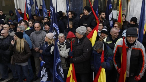 Militantes del grupo neonazi Hogar Social Madrid bloquean la entrada al edificio que mantienen ocupado.- EUROPA PRESS