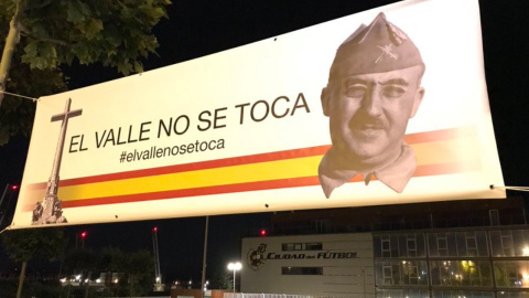 La Ciudad del Fútbol de Las Rozas, Madrid, ha amanecido con una gran pancarta contra la exhumación de Franco del Valle de los Caídos. / @pabloMM