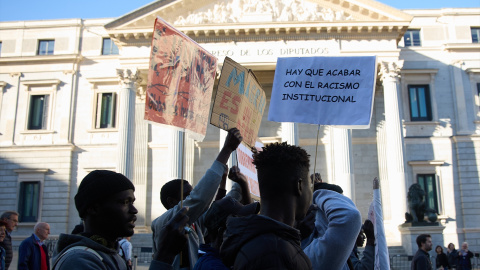 Varias personas se concentran frente al Congreso en defensa de la ILP RegularizaciónYa mientras se debate la iniciativa en el Congreso, a 9 de abril de 2024.