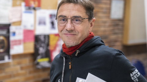 l cofundador de Podemos Juan Carlos Monedero saluda a su llegada a la inauguración de la ‘Universidad de Otoño’ en la Facultad de Ciencias Políticas de la UCM. Archivo.